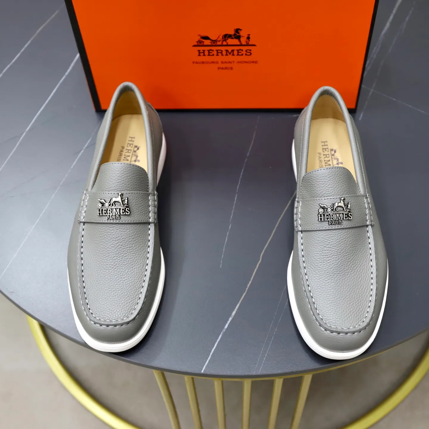 Ex-factory price: 560💰Hermès/Hermès slip-on men's shoes. This shoe is made of imported pebbled cowhide. It has simple and smooth lines and is combined with aerodynamically designed 3CM rubber foam ultra-light soles! Youthful and fashionable, classic H-shaped hardware buckle decoration, calf lining gently wraps the feet, with logo cowhide feet, casual and urban style, highlighting youthful vitality, sports and leisure version, super versatile, code number: 38-39-40-41-42-43-44 standard leather shoe size (45 can be customized but does not support returns)